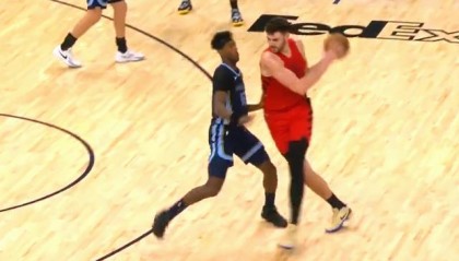 九游平台-危险动作，克林根肘翻普罗斯珀，直接2级恶意被驱逐出场